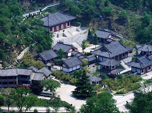 还有潺潺的流水,曲径通幽,向来就有"小径沿山,清流夹道,蟠曲羊肠,景随