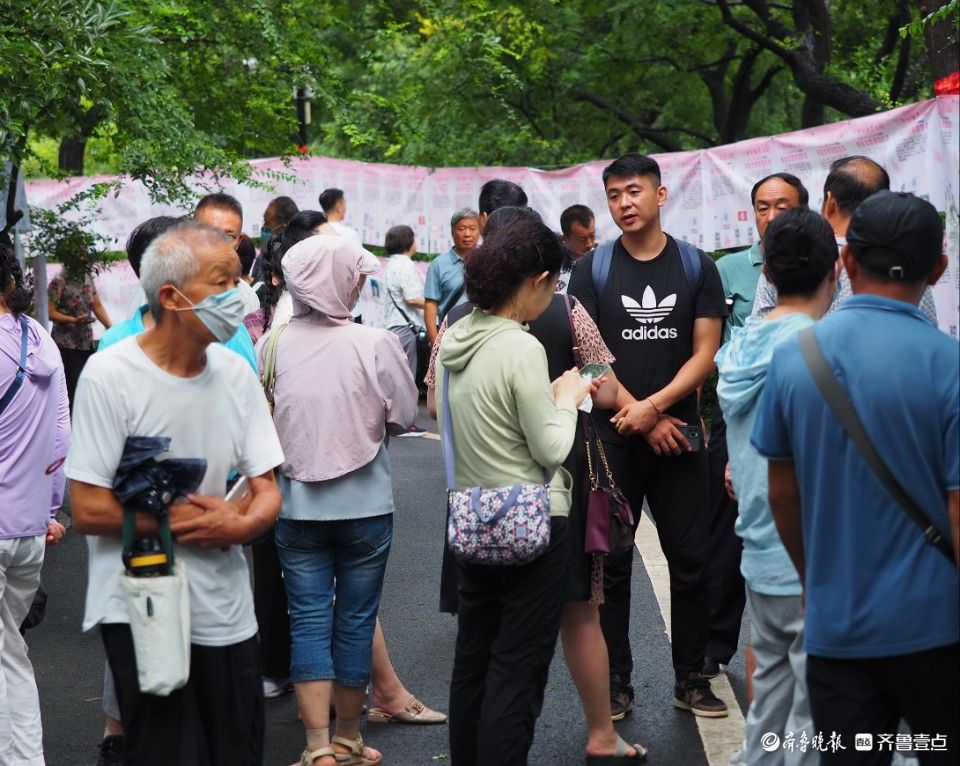 济南雨过天晴心情爽，七夕千佛山相亲会人们悠闲交流