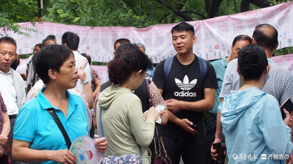 济南雨过天晴心情爽，七夕千佛山相亲会人们悠闲交流