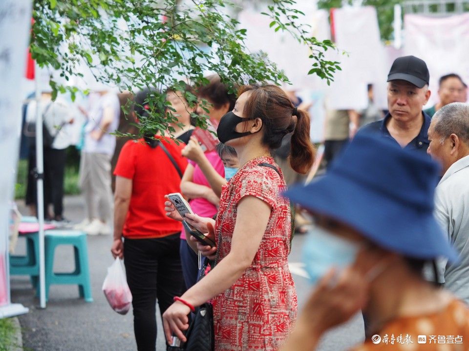济南雨过天晴心情爽，七夕千佛山相亲会人们悠闲交流