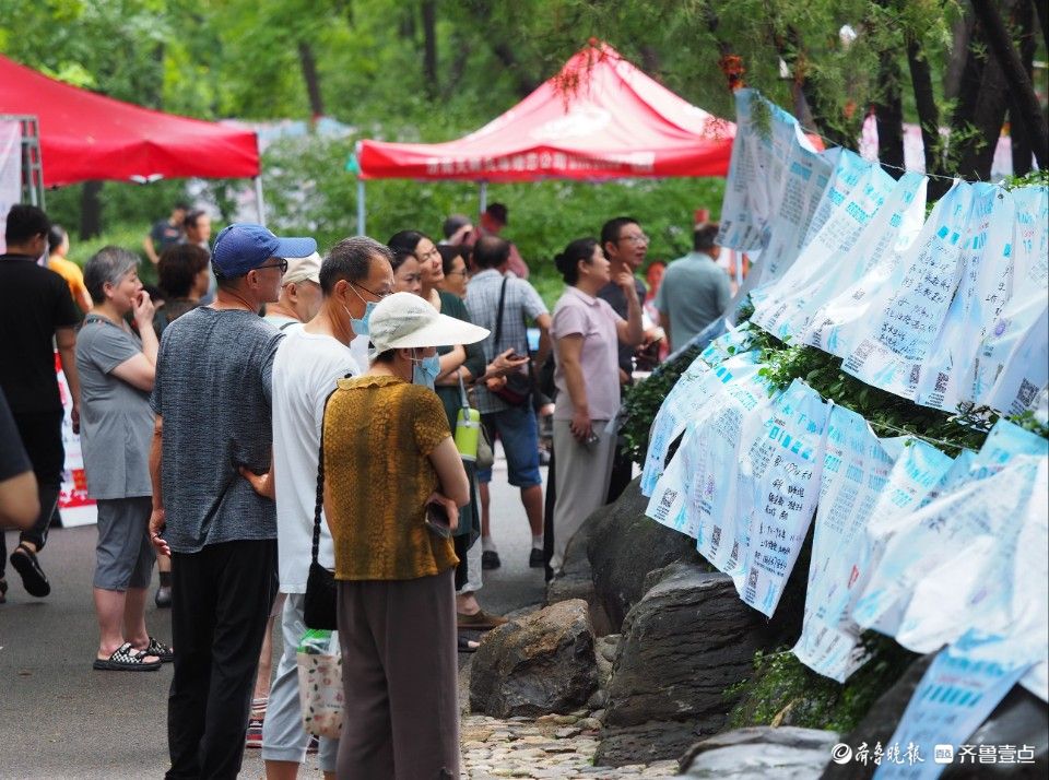 济南雨过天晴心情爽，七夕千佛山相亲会人们悠闲交流