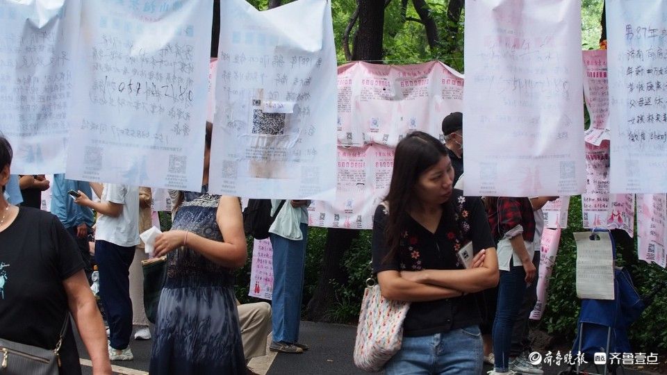 济南雨过天晴心情爽，七夕千佛山相亲会人们悠闲交流