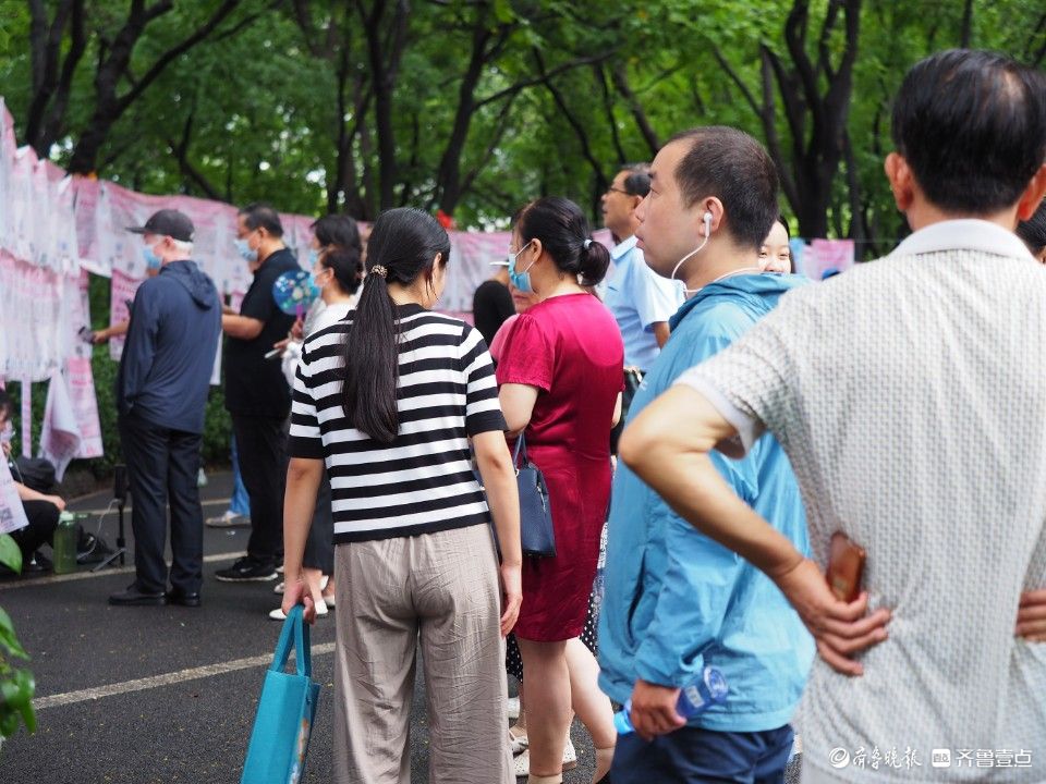 济南雨过天晴心情爽，七夕千佛山相亲会人们悠闲交流