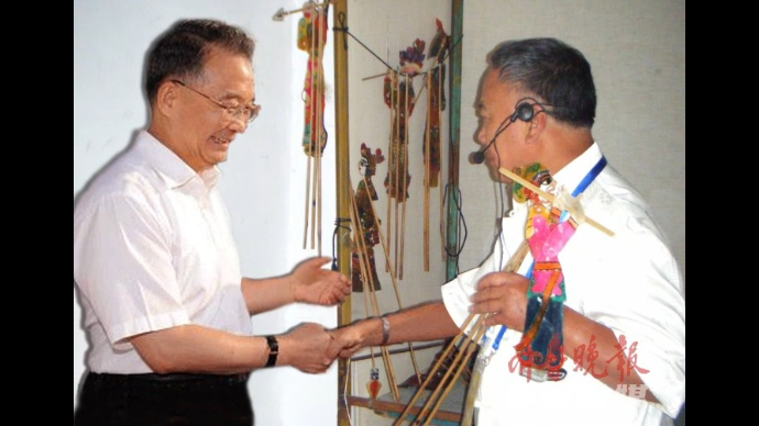 挚爱老泰城｜温家宝与国家级非遗传承人范正安亲切握手