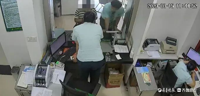 刘女士来到邮储银行临清松林支行柜台进行转账，一边转账一边不停地刷手机，异常的举动引起了工作人员小管的