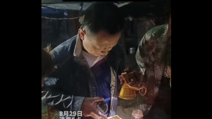 果然视频丨宁阳村民大清早卖蟋蟀，收虫商家挨个选品