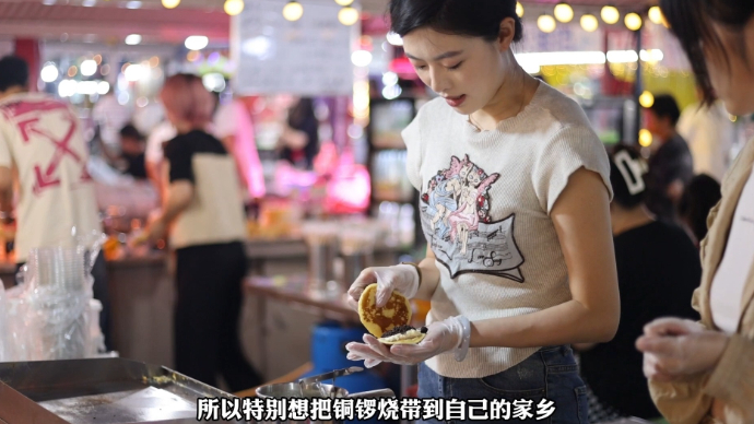  烟火仙子|蓬莱姑娘夜市摆摊做甜品，“圈粉”无数小游客