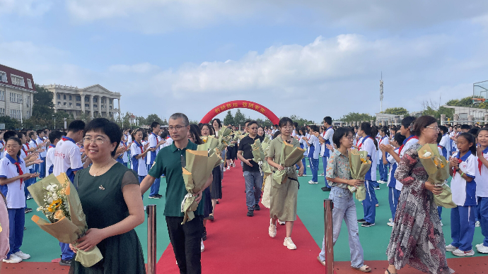 老师走红毯、学生行拜师礼，青岛实验初中举行教师节庆祝活动