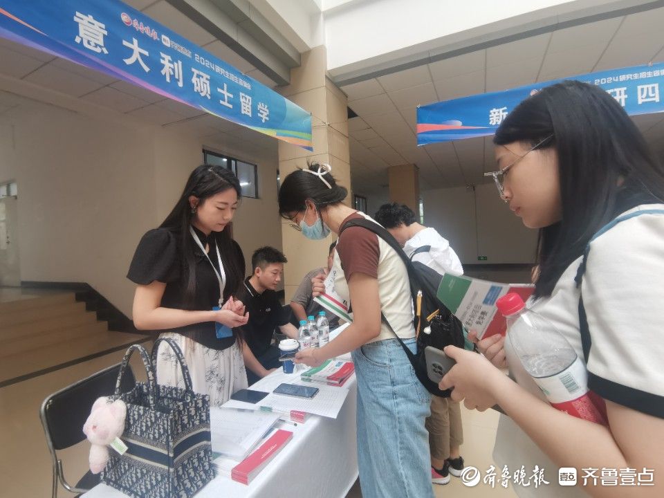 2024年山东研招会举办，学生陆续入场咨询