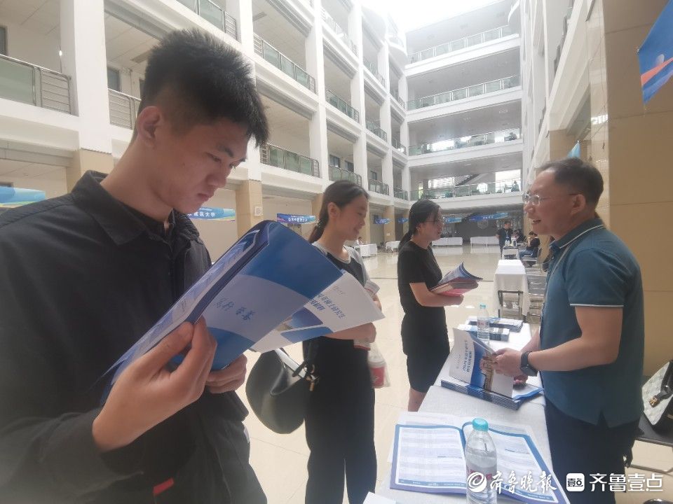 2024年山东研招会举办，学生陆续入场咨询