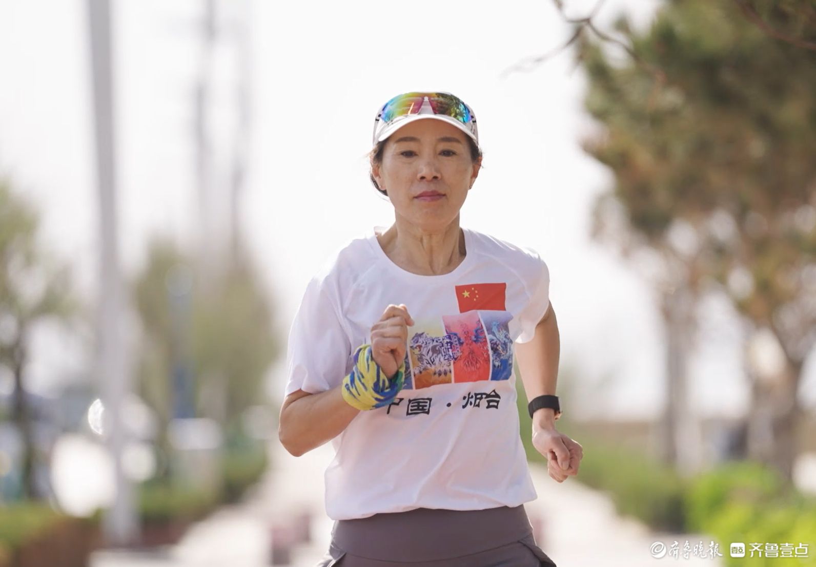 城市中的烟火，是奔跑者的目标！烟台59岁跑者用运动点亮生活