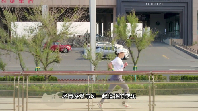 果然视频|踏风而行！烟台59岁跑者用奔跑丈量城市之美