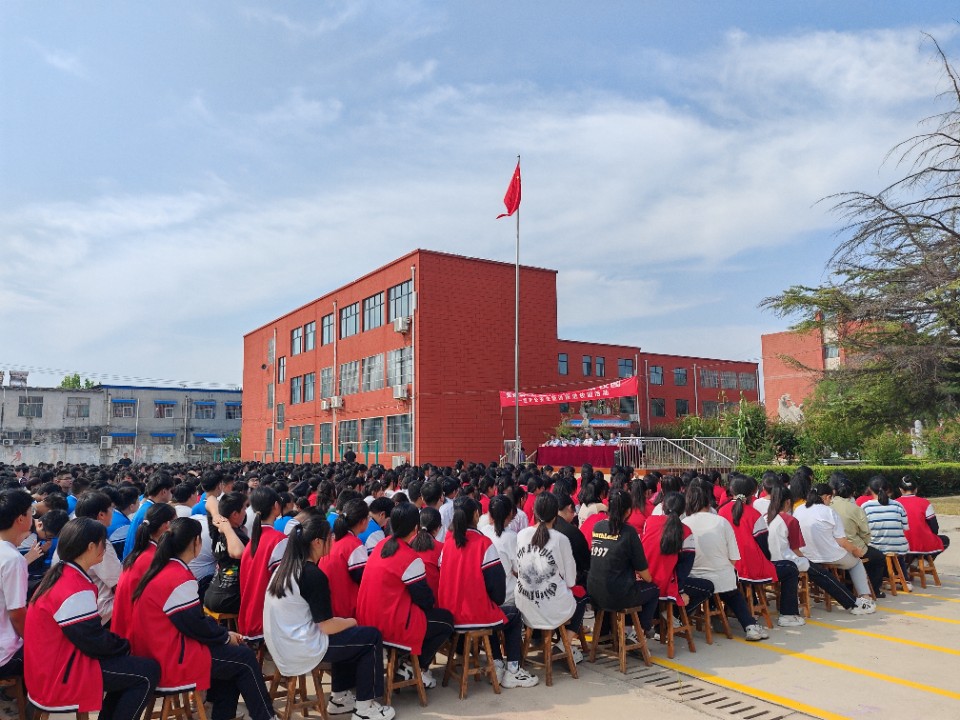 济宁经开交警扎实开展开学第一课交通安全进校园主题宣讲活动