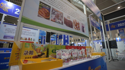 壹直播丨品红薯,赏饰品,快来枣庄军创展位瞅瞅