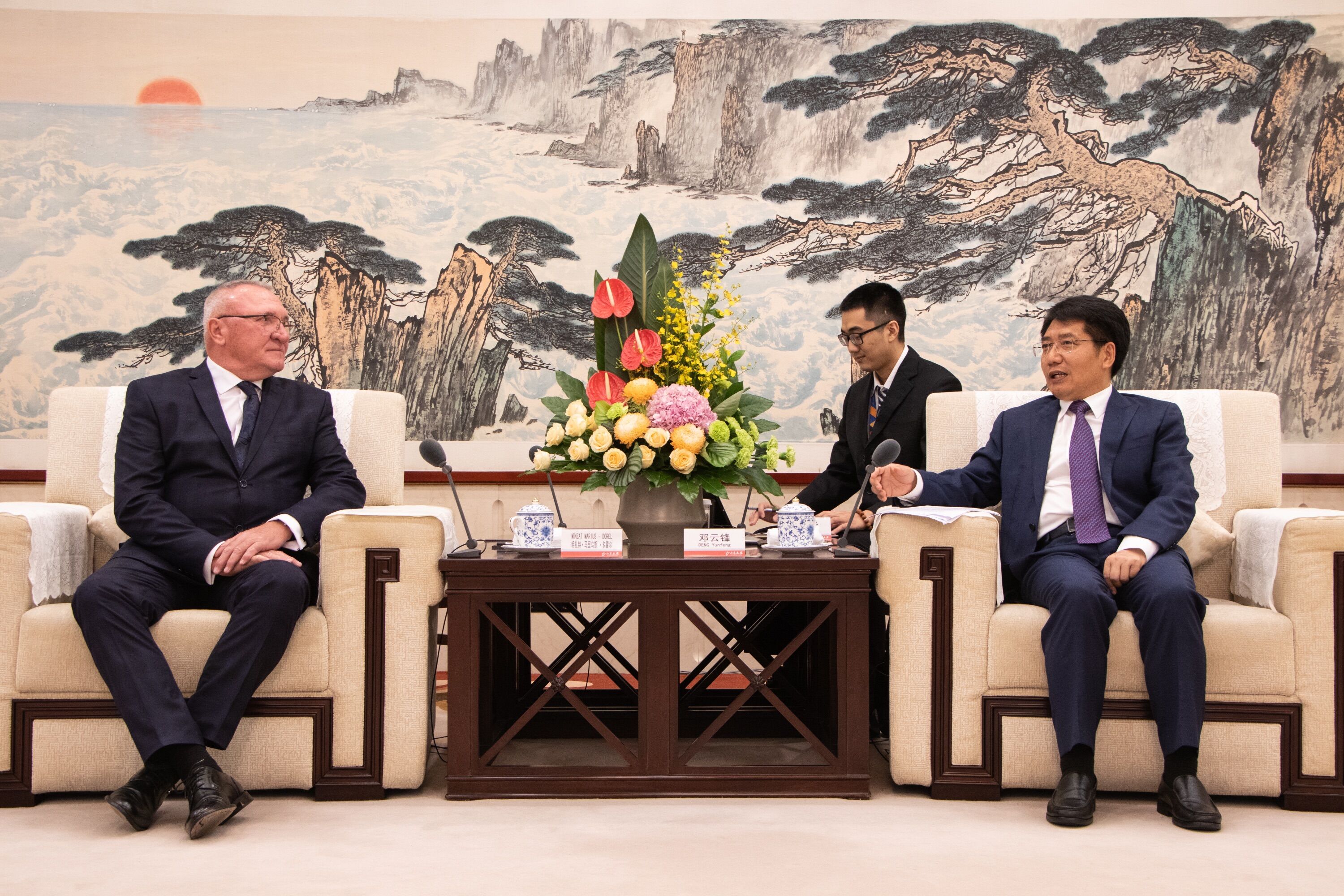 邓云锋会见罗马尼亚克卢日省副省长多雷尔
