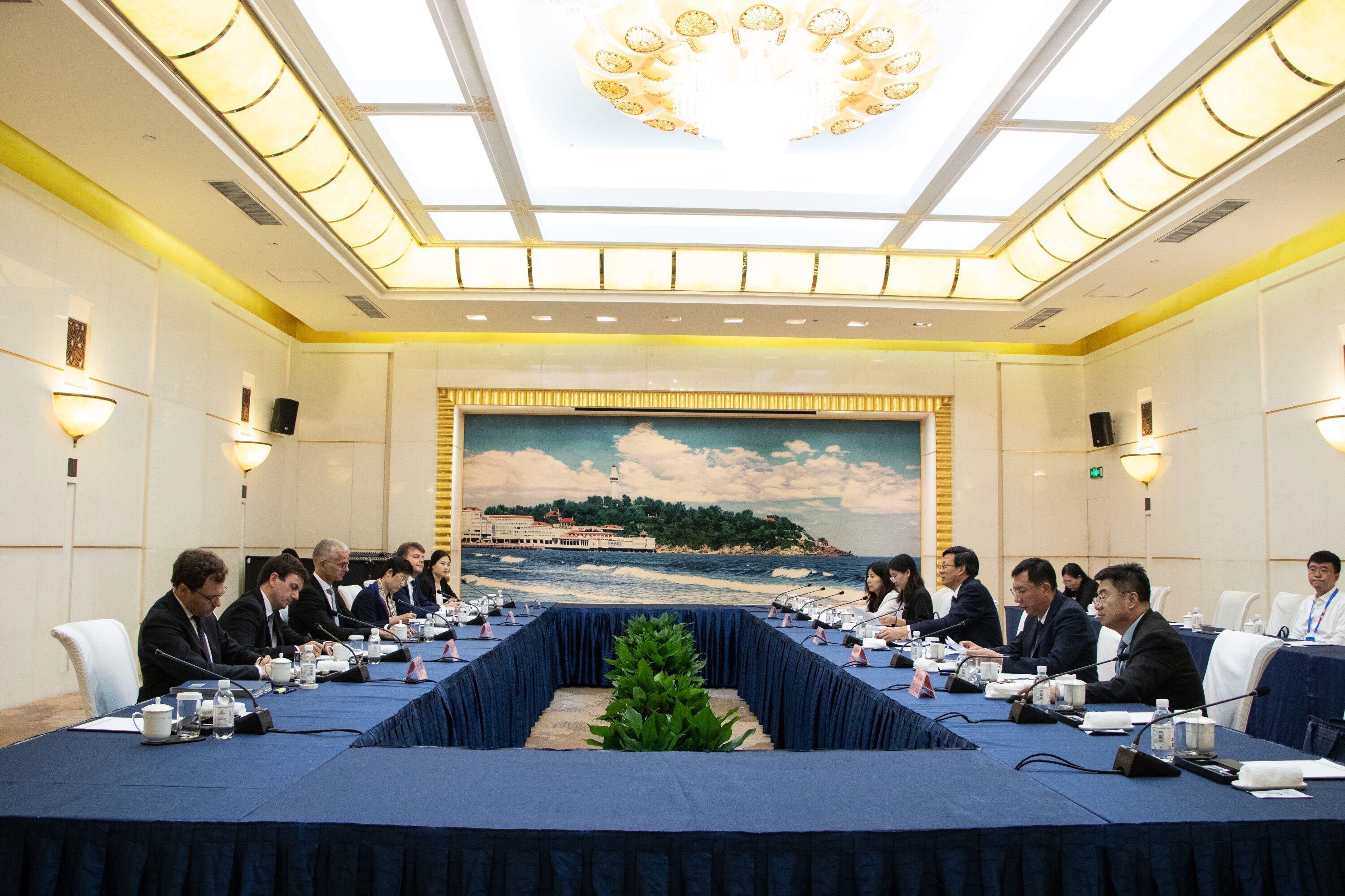 蔡先金与德国巴伐利亚州政府办公厅主任举行双边会谈