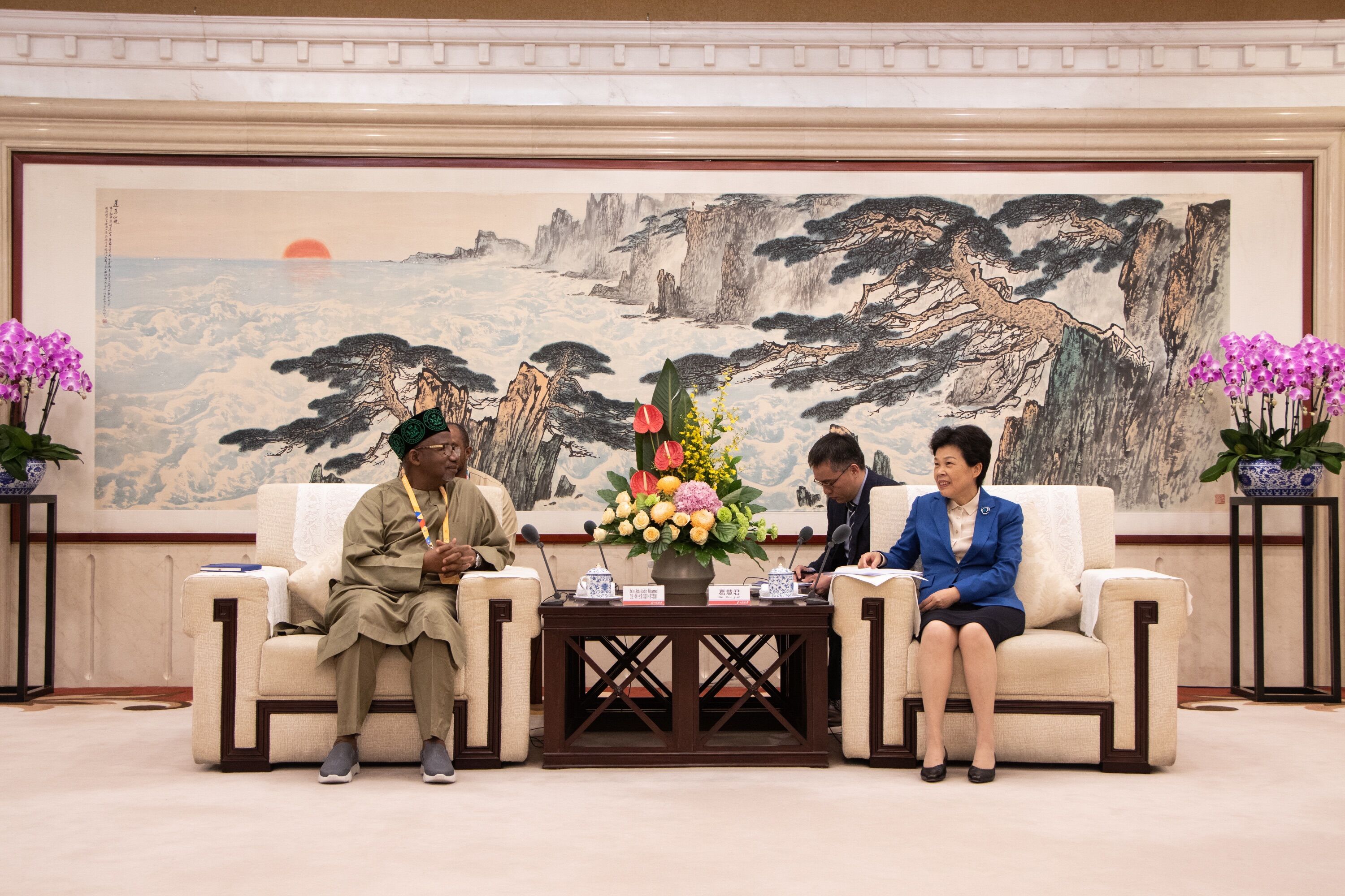 葛慧君会见出席2023友好省州领导人大会暨世界友城论坛的重要境外嘉宾并出席“山东省国际友城友谊林”植树活动