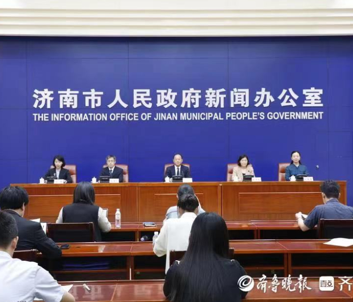 25日，济南市人民政府新闻办公室举行济南住房公积金中心“租房一件事”暨“宜租泉城”平台上线新闻发布会，“宜租泉城”平台正式上线运营。据悉，该平台是全国首个集租赁房源汇聚、优惠定制、公积金直付房租、公积金业务办理、住房金融服务等于一体的综合性平台。