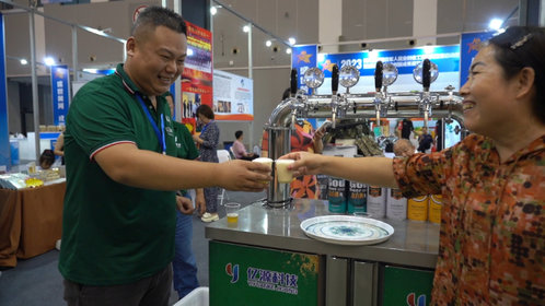 壹视频丨这杯啤酒干了!滨州展位军创产品亮点多多