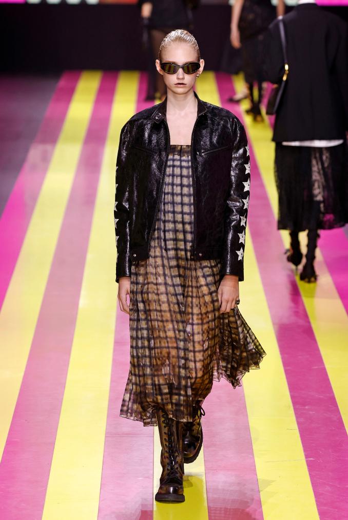 9月26日,模特在法国巴黎时装周上展示法国品牌克里斯汀·迪奥的新品