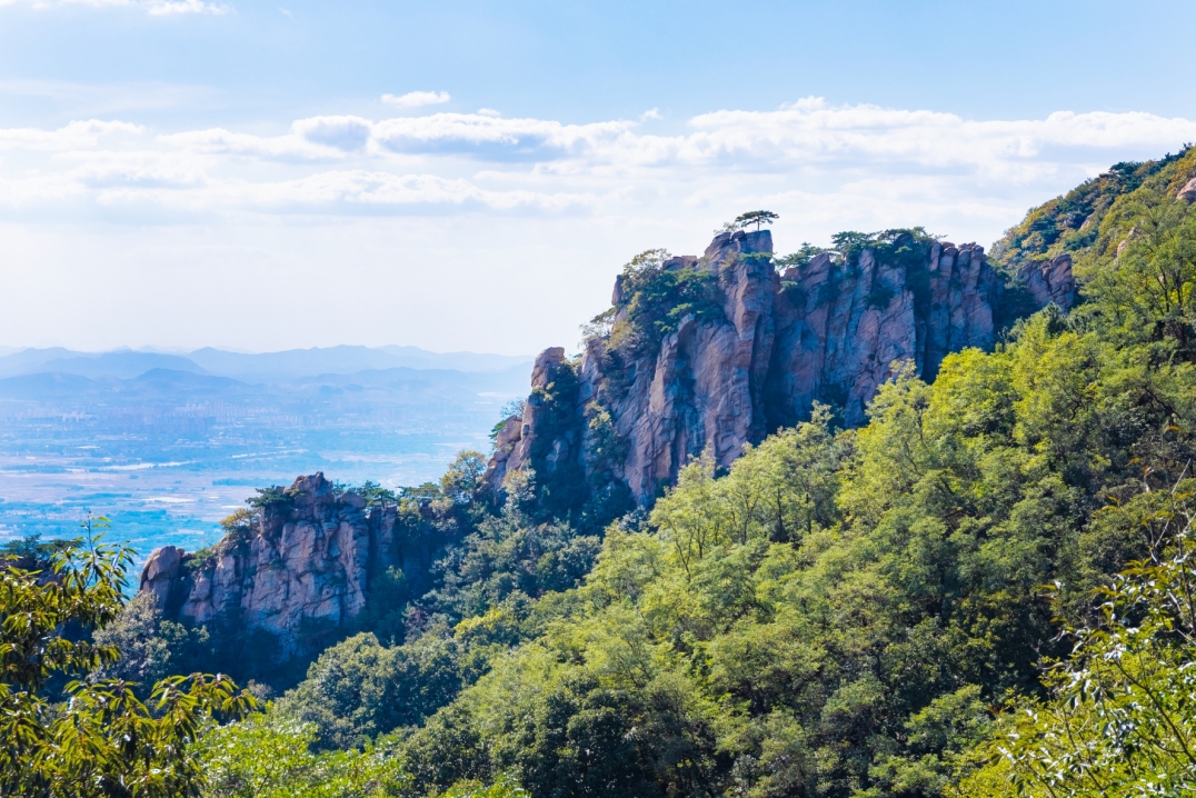 来到蒙山云蒙景区,"山气日夕佳,飞鸟相与还.