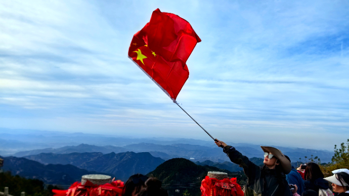 泰山国庆游客年轻人占八成，新疆闺蜜带红旗登山，游客抢着来合影