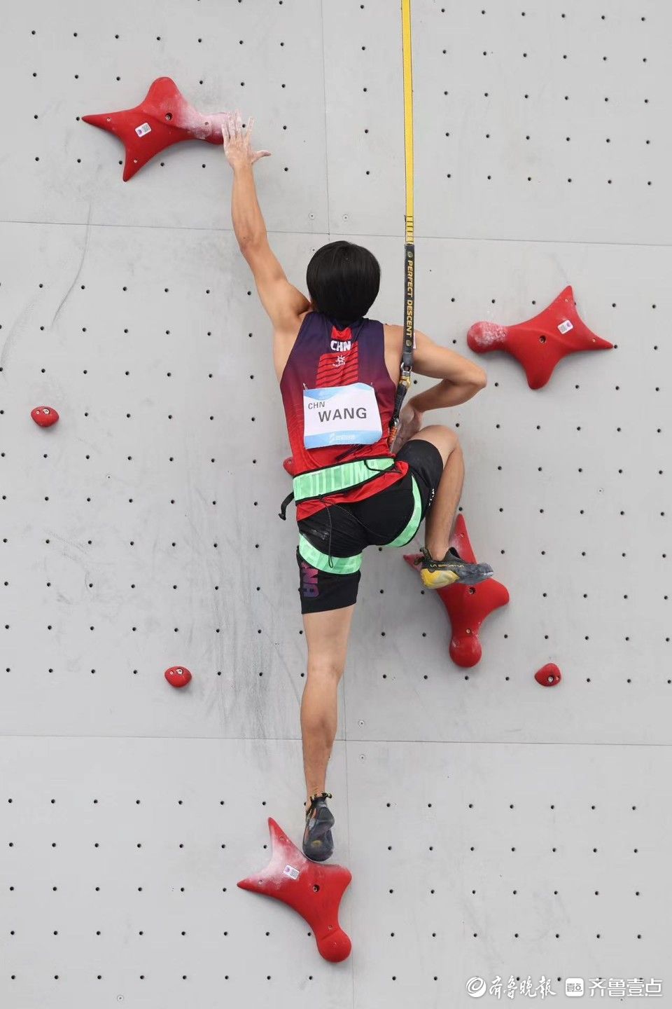 羊山攀岩中心进行,中国攀岩队18岁的山东小将王欣尚与队友表现出色