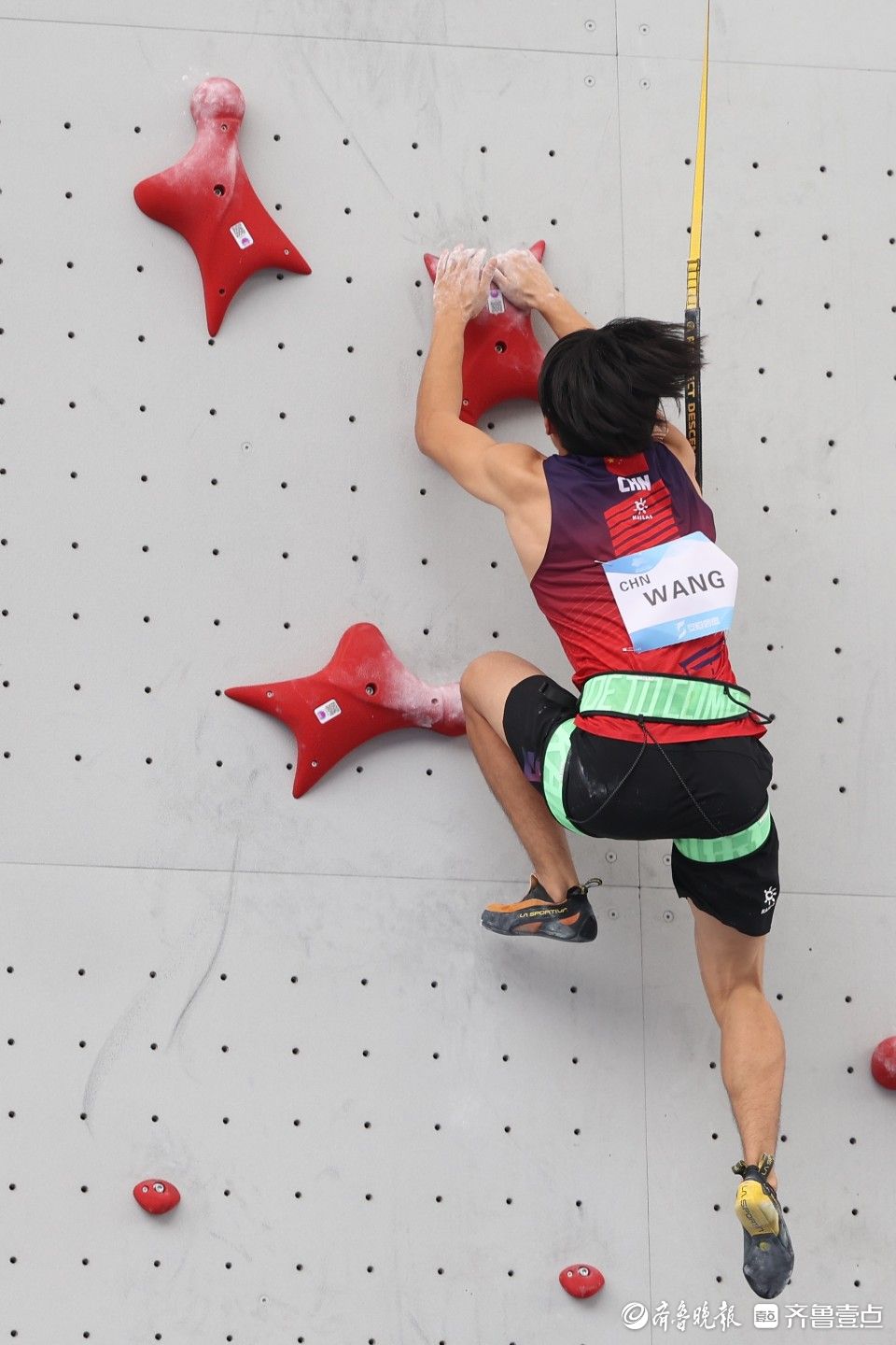 羊山攀岩中心进行,中国攀岩队18岁的山东小将王欣尚与队友表现出色