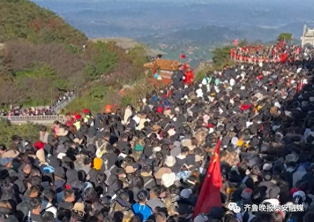 泰山人挤人，消防员“忙坏了”，网友：青春没有售价担架直达山下