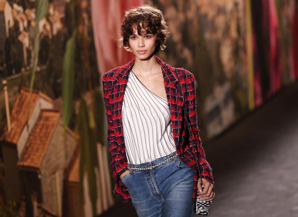 10月3日,模特在法国巴黎时装周上展示香奈儿品牌2024春夏新品时装.