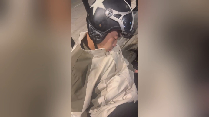 果然视频|半夜一摩友街头昏迷，00后济南闪送小哥伸出援手