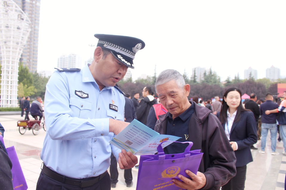 营造全面反诈氛围济宁高新公安开展反诈宣传活动