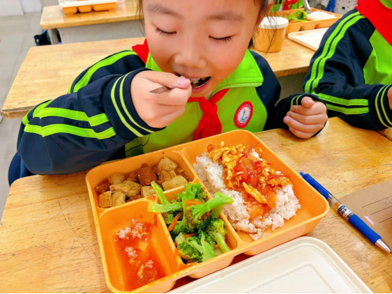 落实校园配餐“国标” 守护孩子“舌尖安全”