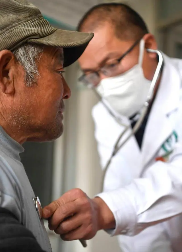 孝行齐鲁|倾斜身躯撑起村民健康 他是留守老人的健康“守门人”