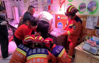 女子手卡绞肉机 聊城消防紧急救援