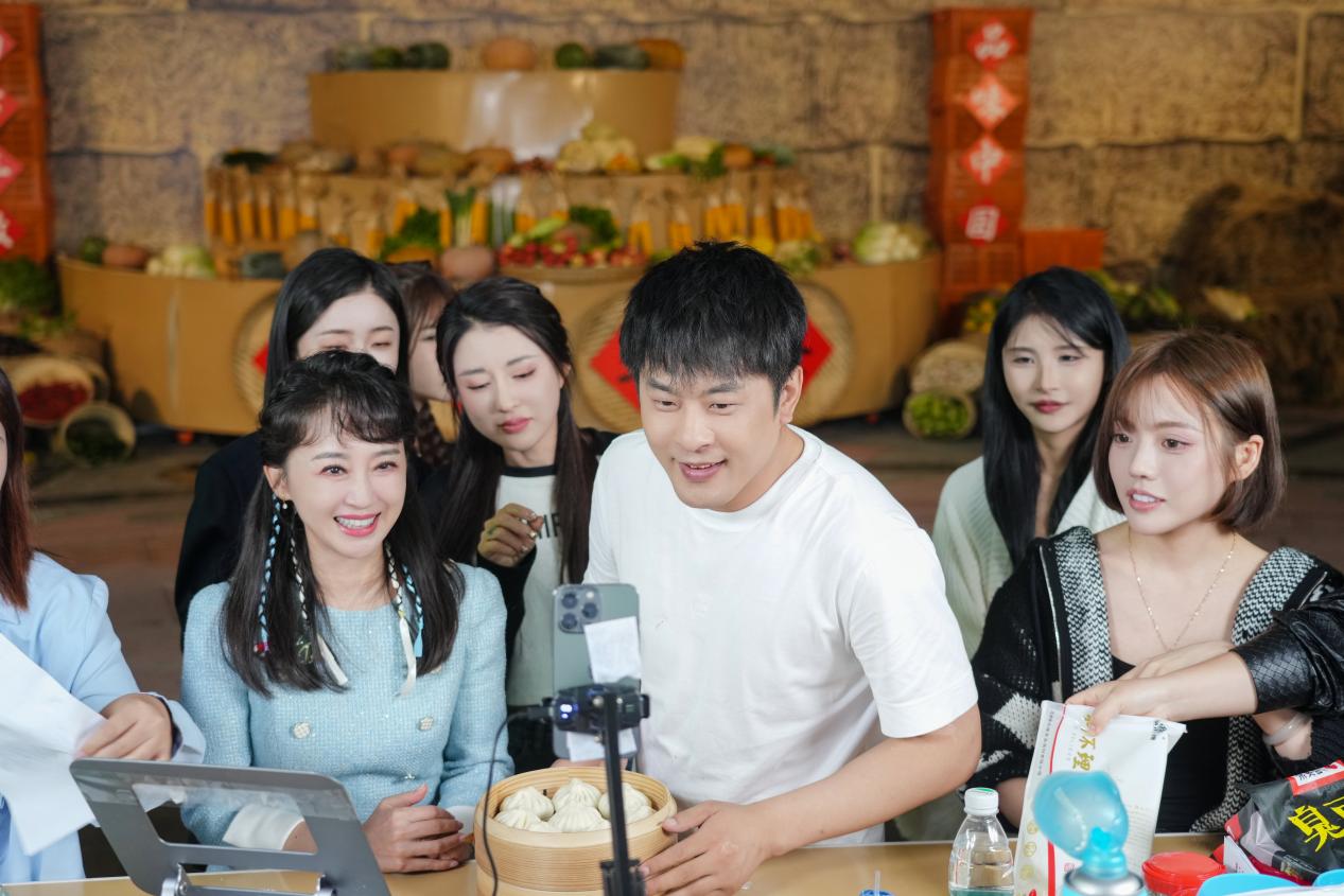 共庆丰收节 辛巴携央视主持人走进大凉山带货337万件全国特产-齐鲁