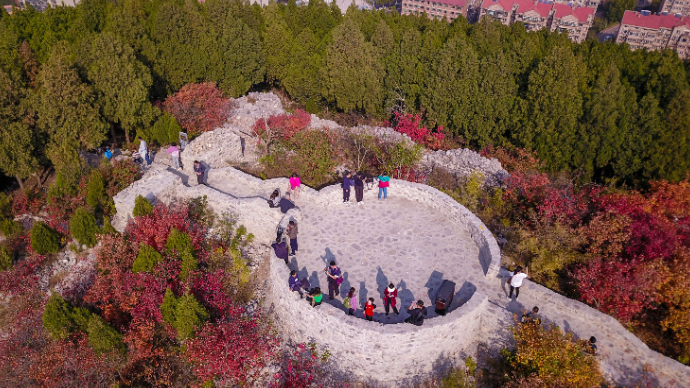 果然视频|济南蝎子山红了！市民乐呵呵溜达在半青半红之间