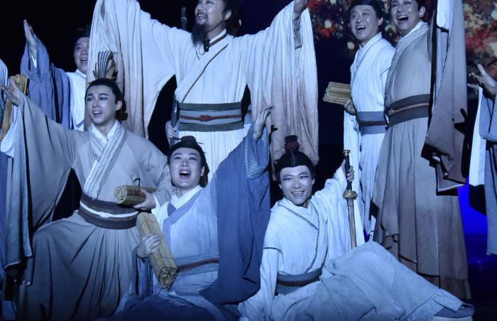 自2020年首演以来,山东省话剧院大型原创话剧《孔子》演出多场收获好评连连,并于今年8月赴香港参加“国风国韵飘香江”系列演出活动,以文化交流增强文化共识。为充分展示山东文艺舞台“两创”生动实践和丰硕成果,10月27日晚,话剧《孔子》在山东剧院演出,在重装亮相绽放泉城的同时舞台化再现春秋气象。