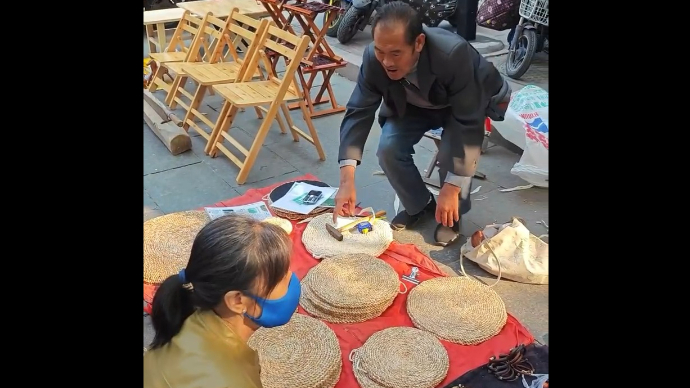 泰安通天街周天文玩早市，摊主现场手工编织坐垫，说话幽默风趣