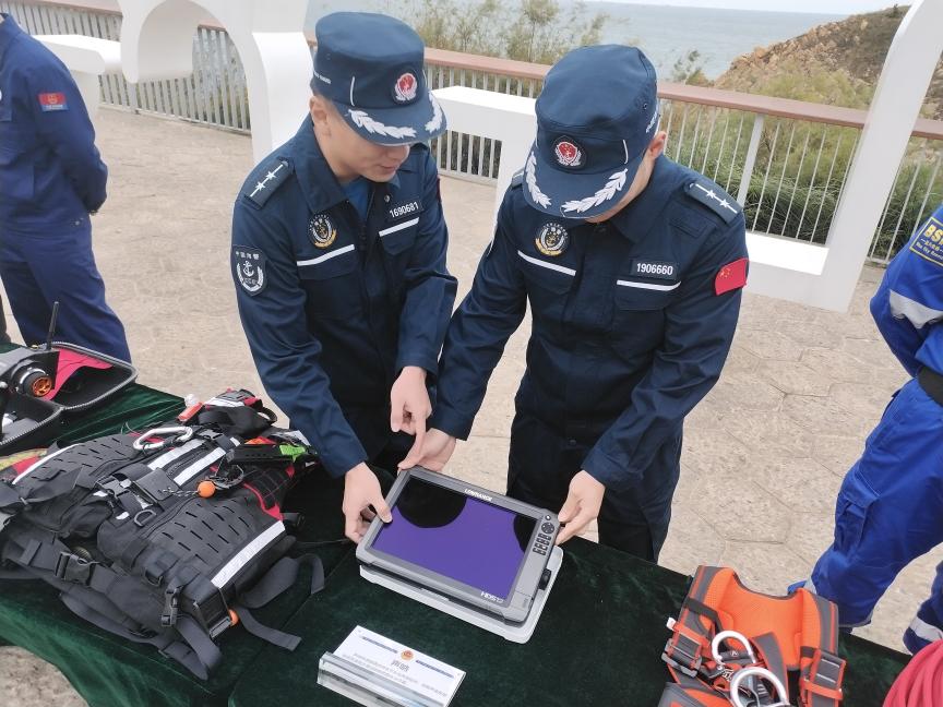 威海海警局联合多家海上救援力量开展海上救助宣传活动