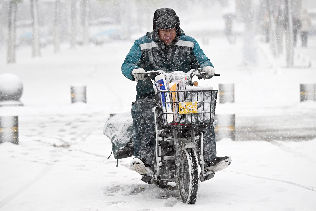 风雪中的快递小哥图片图片