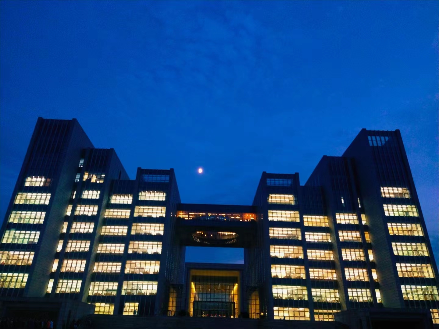 寻找山东最美大学|山东师范大学王晓玉：《万窗灯火》