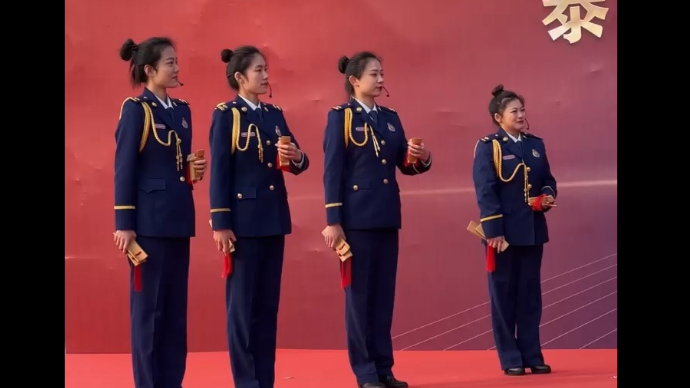 泰安市消防宣传月，“孩子丢了咋办？”男女消防队员唱快板支招