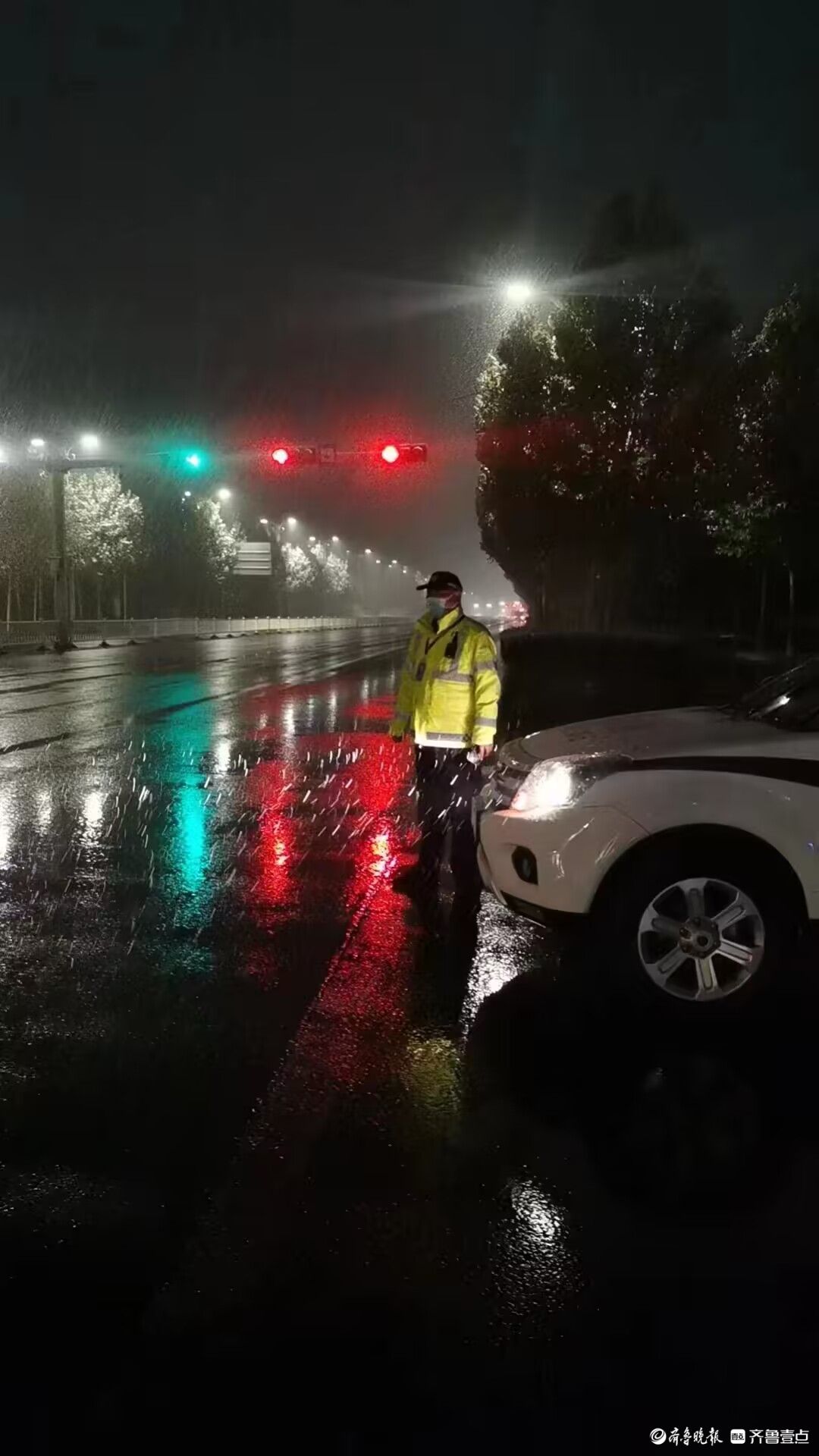 风雪中的交警图片