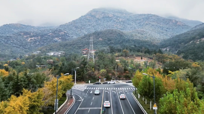 飞越泰安·航拍泰山｜2023年立冬后初雪，抬头便是雾凇美景