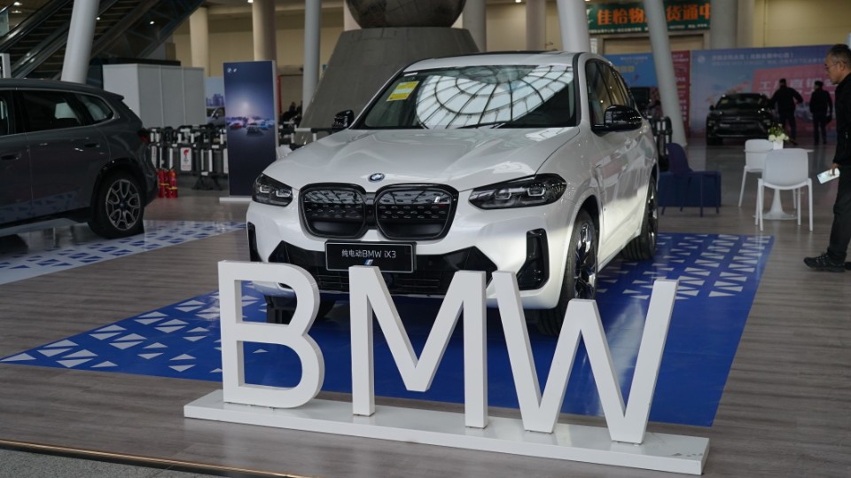 都市车界|宝马“官降”30万，玛莎拉蒂35万抢？豪华车降价背后的引流真相