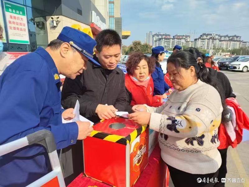 肥城市消防救援大队组织志愿者积极开展消防普法宣传活动