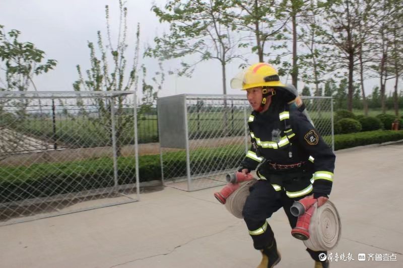 第二届“泰安最美消防员”事迹展播︱率先垂范的蓝焰尖兵刘旭