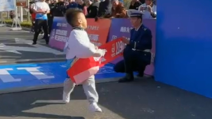 果然视频|济南四岁男孩参加迷你马拉松，父母一起陪跑