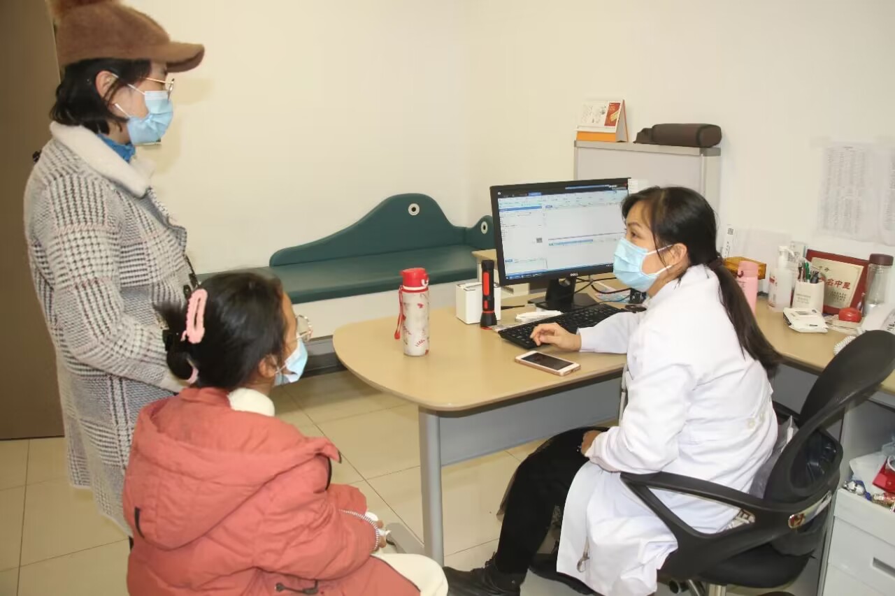 儿科医生不够,护士不够,全科都在加班加点,贡献自己的力量.